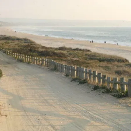 Domus Artemisia Beach House *